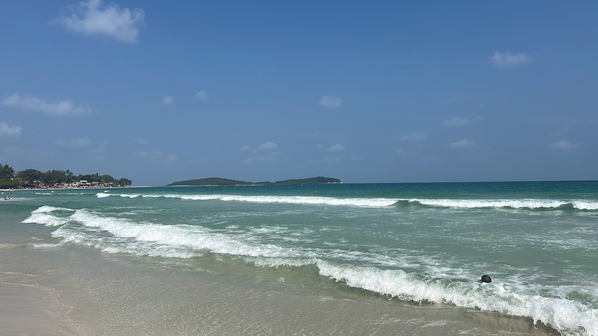 Ko Samui — Waves rolling onto Chaweng Beach under a clean blue sky.
