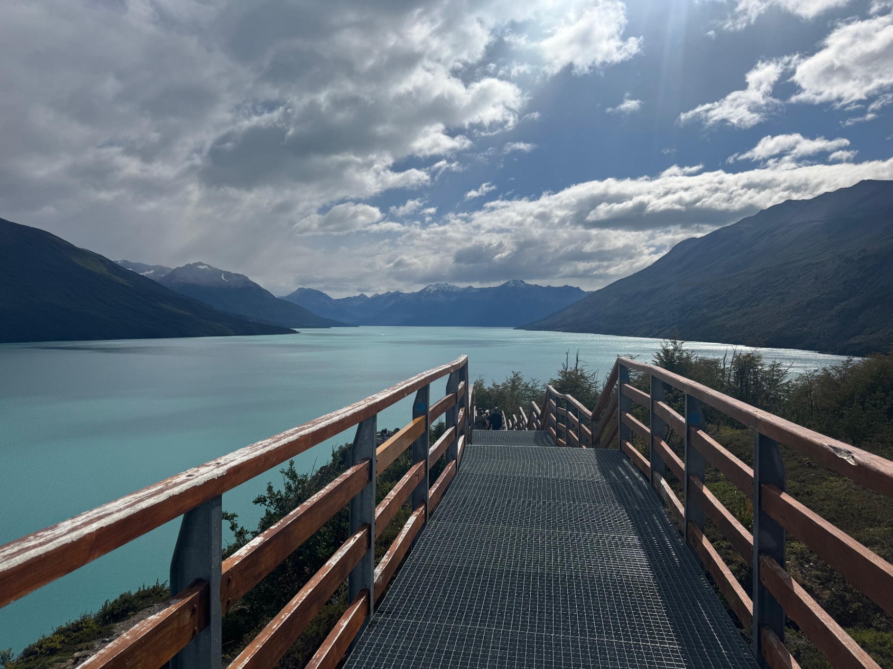 El Calafate — Walkway over the turquoise waters of Lago Argentino.